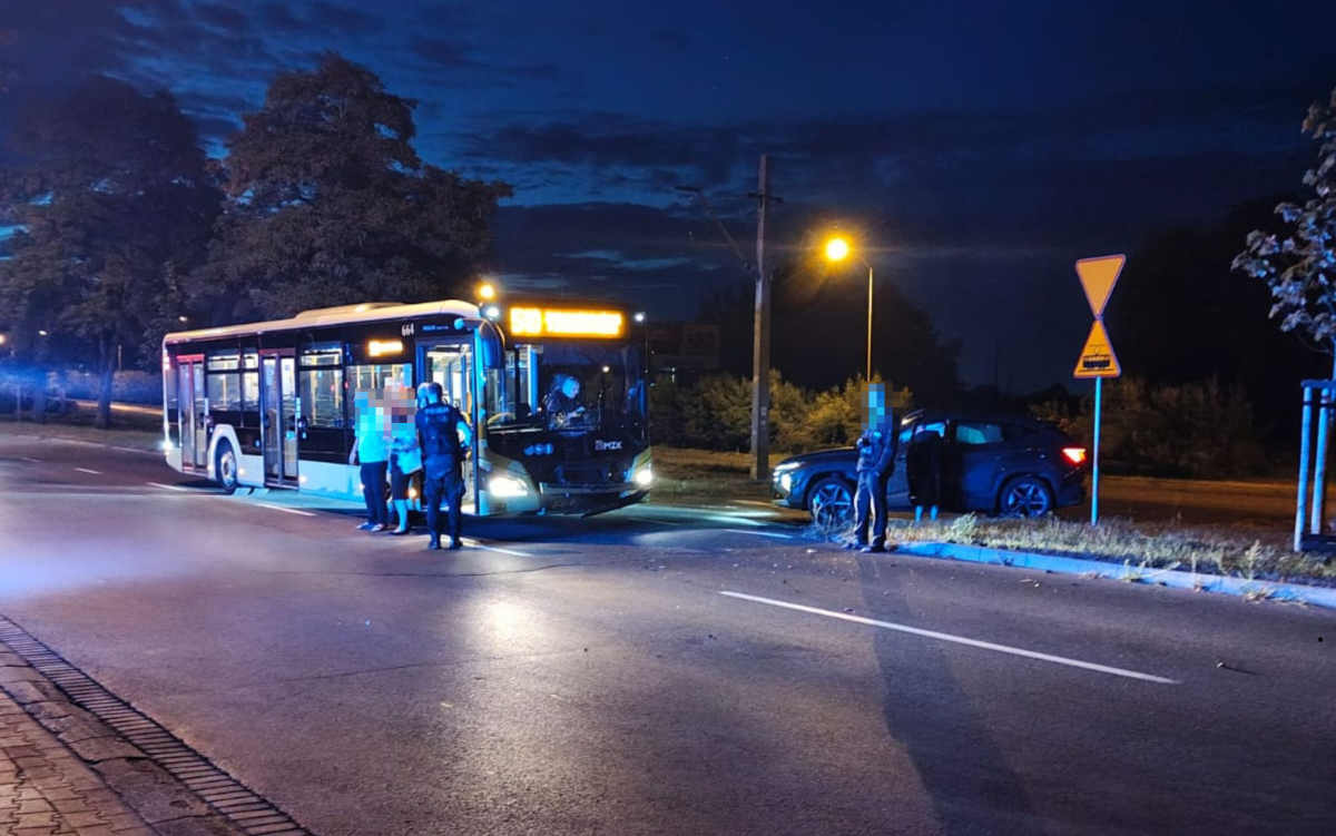 Wymuszenie pierwszeństwa. Hyundai zderzył się z autobusem MZK